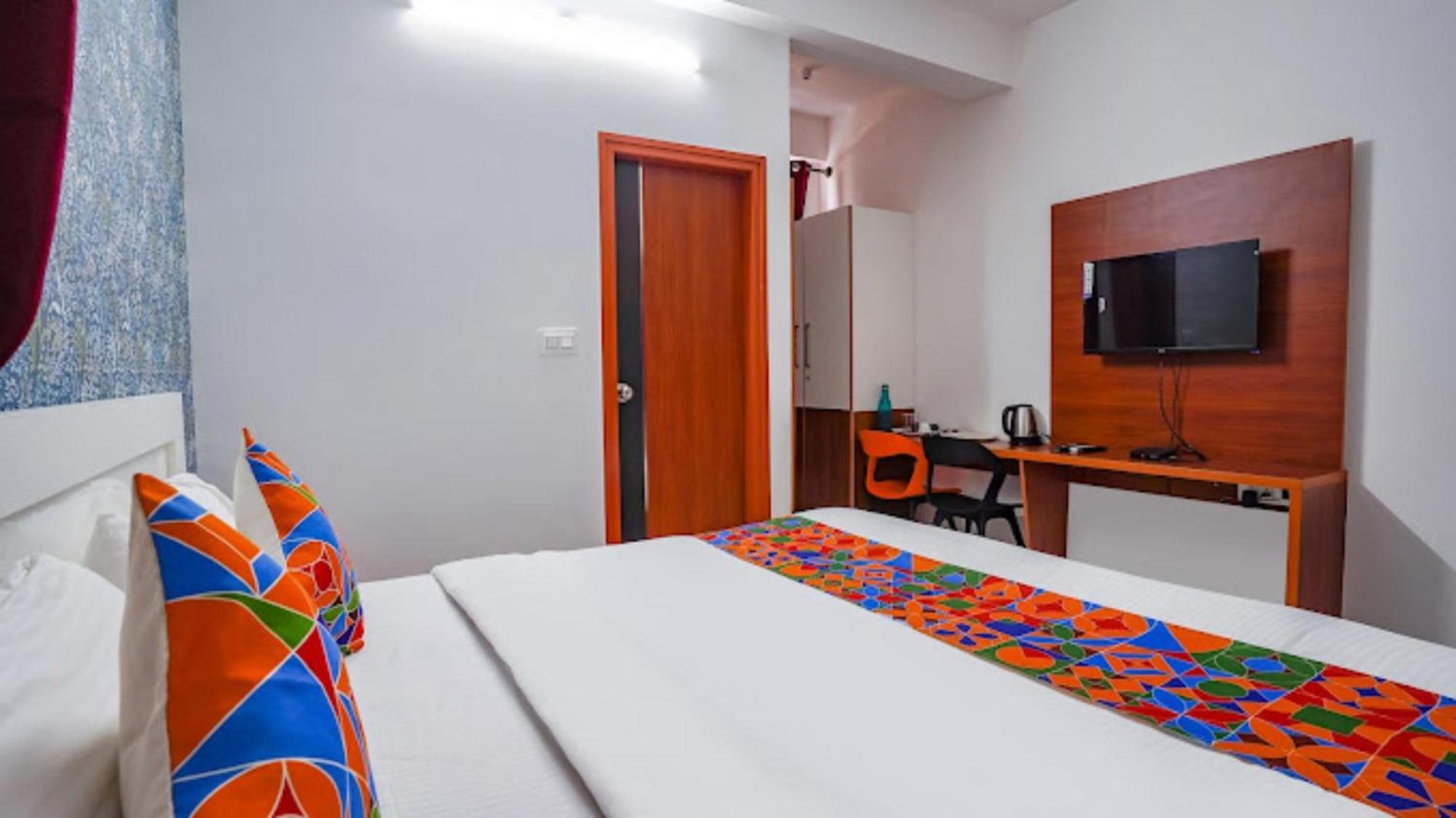 Hotel Royal Platinum Bangalore Buitenkant foto
